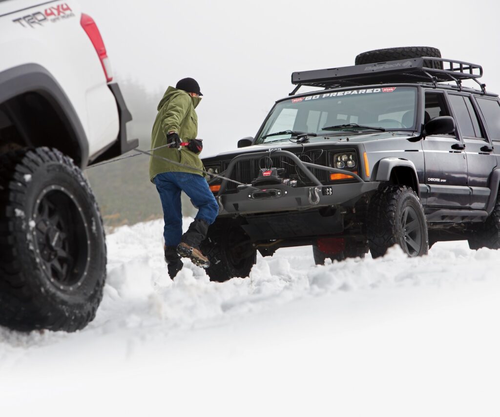 Schneebergung mit elektrischer Seilwinde 12 V PKW Jeep